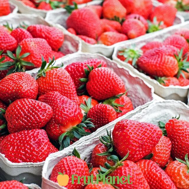Packaging strawberries