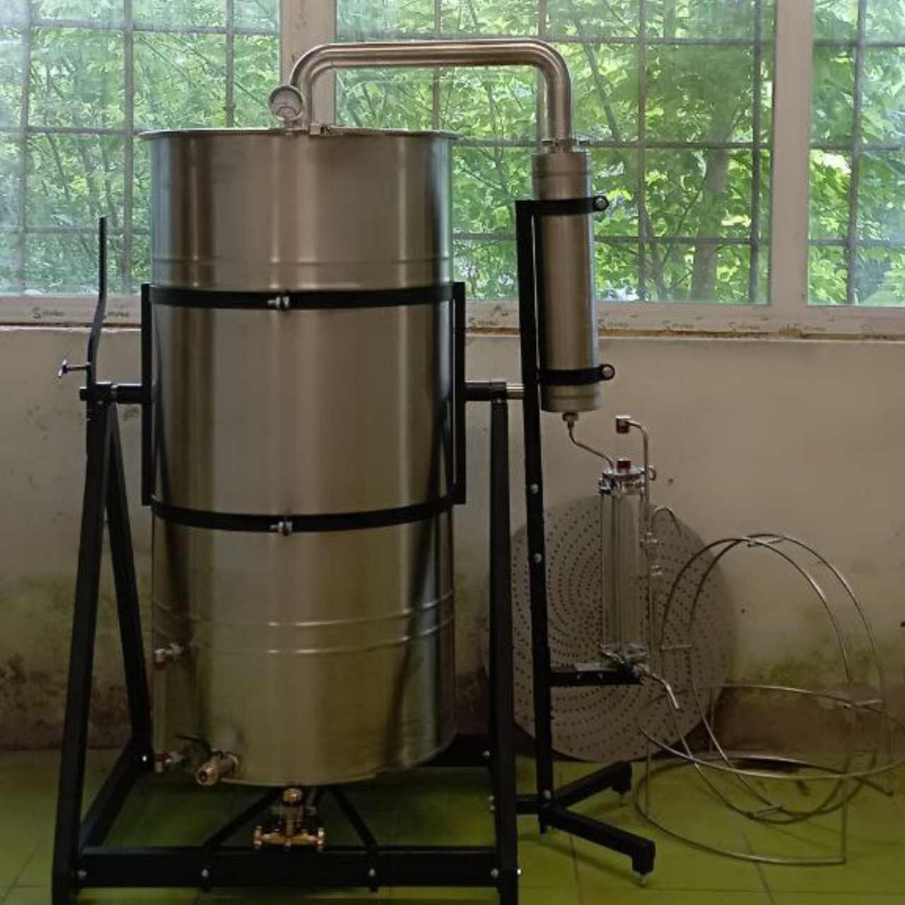 Steam distillation equipment for extracting basil essential oil at commercial scale